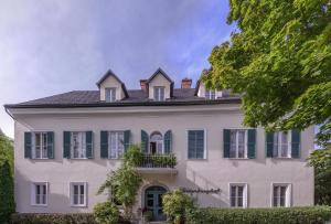 The building in which the country house is located