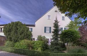 A garden outside Landhaus Hindenburg