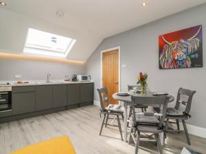 a kitchen and dining room with a table and chairs at New Inn Apartment in York