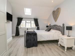 a bedroom with a bed and a heart on the wall at New Inn Apartment in York
