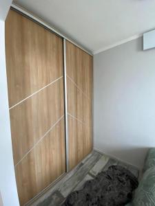 armadio con porte in legno in camera di Chill Apartman a Miskolc