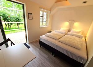 una camera con un letto e una grande finestra di GEG Hotel a Landskrona