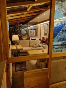 博希尼Art Hotel Kristal的带沙发和桌子的客厅