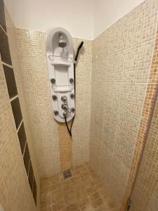 ミシュコルツにあるChill Apartmanのタイル張りの壁のバスルーム