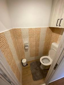 Vonios kambarys apgyvendinimo įstaigoje Chill Apartman
