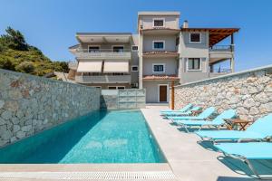eine Villa mit Swimmingpool vor einem Gebäude in der Unterkunft Villa Divina in Kremasti