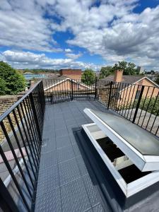 Balkon atau teras di Lovely 2 Bedroom Flat with Roof Terrace in London NW6