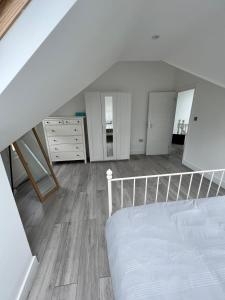 Tempat tidur dalam kamar di Lovely 2 Bedroom Flat with Roof Terrace in London NW6