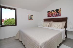 Un pat sau paturi într-o cameră la Apartments Mila
