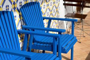 dos sillas azules sentadas junto a una pared en Apartment on the beach by amcf, en Alvor