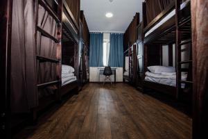 Zimmer mit 2 Betten und einem Zimmer mit Holzböden in der Unterkunft Новый хостел Nesvit Киев Академгородок in Kiew