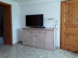 TV a/nebo společenská místnost v ubytování Ferienwohnung im Palais Rosenlund