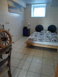 Tempat tidur dalam kamar di Ferienwohnung im Palais Rosenlund
