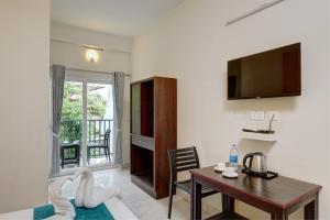 ein Wohnzimmer mit einem Tisch und einem Esszimmer in der Unterkunft Kurinji Wanderlust Resort Munnar in Munnar