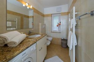 A bathroom at Majon Vajolet - Apartments Luisa