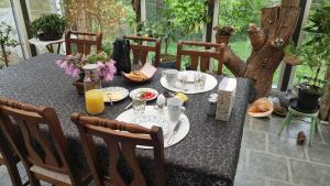 - une table avec un petit-déjeuner composé de thé et de café sur la terrasse dans l'établissement Hinnedal ,på Ryssberget, à Näsum