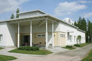 ein großes weißes Haus mit einer großen Veranda in der Unterkunft Etelä-Pohjanmaan Opisto in Ilmajoki