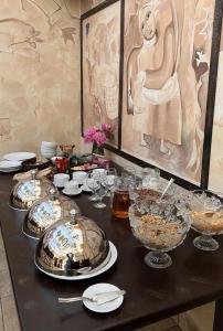 una mesa con platos y tazones de comida. en Hotel Complex Bahus, en Uzhhorod