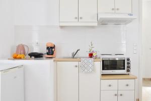 A kitchen or kitchenette at Captain Apartments Paros