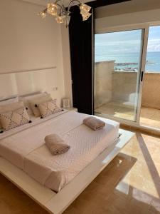 Un ou plusieurs lits dans un hébergement de l'établissement Duplex Penthouse with Sea, Beach, Marina & Mountain views