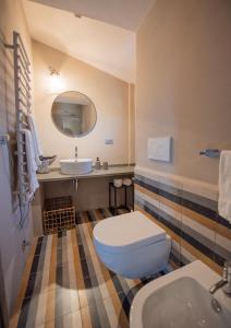 łazienka z toaletą i umywalką w obiekcie Il Molino Carlotta House w mieście Porto Ercole