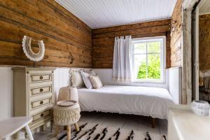 1 dormitorio con cama y ventana en Lõuka Farm House, en Maasi