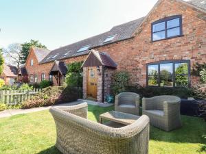 a yard with wicker chairs and a house at 3 Mount Pleasant in Pershore