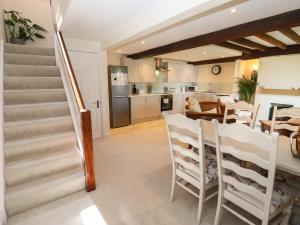a kitchen and dining room with a table and chairs at 3 Mount Pleasant in Pershore