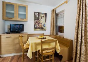 TV a/nebo společenská místnost v ubytování Majon Vajolet - Apartments Luisa