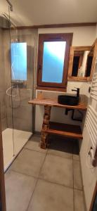 ein Badezimmer mit Waschbecken und Dusche in der Unterkunft Chalet 8 couchages à 100m du bas des pistes et commerces in Les Angles + 7 Fotos