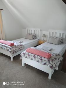 Ένα ή περισσότερα κρεβάτια σε δωμάτιο στο Chalupa Šiška