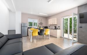 Η κουζίνα ή μικρή κουζίνα στο Holiday House Mateo with Private Pool
