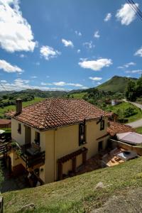 una casa blanca con techo de tejas rojas en Apartamentos Los Balcones de Nieda 1, en Cangas de Onís 20 fotos más
