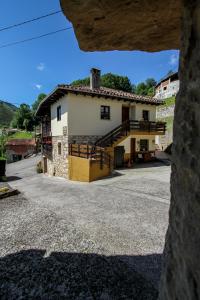 una ventana con vistas a una casa en Apartamentos Los Balcones de Nieda 1, en Cangas de Onís