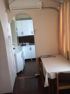 ein kleines Zimmer mit einem Tisch und einer Küche in der Unterkunft apartment on melashvili 4 old batumi in Batumi