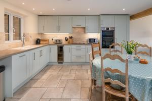 Gallery image of Rose Cottage, Downlands Farm in Petersfield