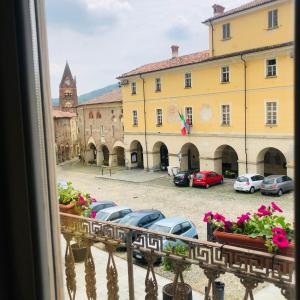 una vista desde una ventana de un aparcamiento con coches en Casa Conte Rosso, en Avigliana