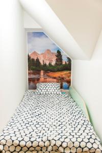 1 cama en una habitación con un cuadro en la pared en B8 apartment, en Bohinj