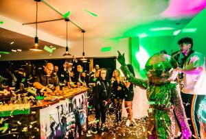 un grupo de personas de pie alrededor de una mesa con confeti en The Bling Hotel by UStay Aparthotels, en Liverpool