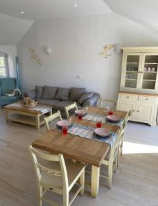 - un salon avec une table et un canapé dans l'établissement Spacious 2 storey apartment old town Mali Lošinj, à Mali Lošinj