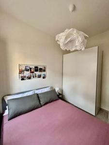 1 dormitorio con 1 cama con manta rosa en Padova Dream: flat in the heart of Padua, en Padua