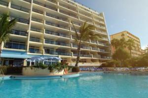 een zwembad voor een groot gebouw bij Lovely apartment with pool and sea view in Funchal