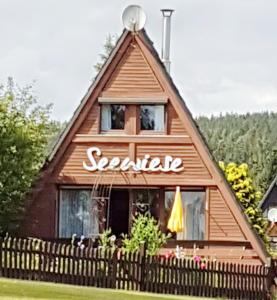 ein Haus mit einem Schild an der Seite in der Unterkunft Seewiese in Nagel