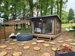 Cabaña pequeña con sombrilla y reposapiés en Le Chalet Montégut, en Moulins