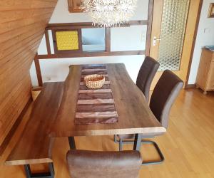 mesa de comedor con sillas y lámpara de araña en Seewiese en Nagel