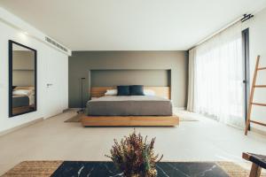 Łóżko lub łóżka w pokoju w obiekcie Cala Lanuza Suites