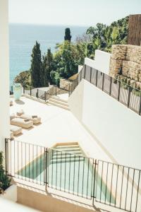 uma villa com vista para o oceano em Cala Lanuza Suites em El Campello