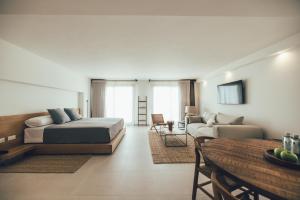 sypialnia z łóżkiem i salonem w obiekcie Cala Lanuza Suites w mieście El Campello +37 zdjęć