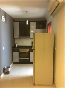 een keuken met een koelkast in het midden van een kamer bij Pool view one bedroom - B203 in Hurghada