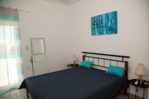 A bed or beds in a room at Meraki Beautiful apartment near the sea